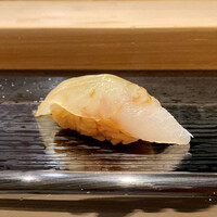 戸越銀座 鮨 ばんど - 青森 ヒラメ
                    肉厚でブリっとした食感が心地良いです。
                    赤酢のシャリは最初に軽く酸味を感じその後はまろやかさに包まれる塩梅、米粒が大きく割りと硬め、口の中ではらりとほぐれます。
                    大葉が爽やかです♪
