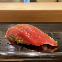 戸越銀座 鮨 ばんど - 勝浦 鮪 赤身 126kg 19日目
                    わりと日は経っていますが、味そのものは熟成感は強くなく酸味がありながらしっとりと、赤酢のシャリにしっかりとした旨味がのってきます。
                    なかなかの美味なのです♪