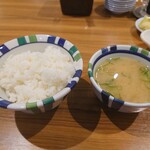 天ぷらの山 - ご飯とお味噌汁到着