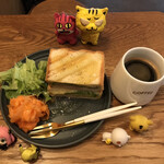 SCHOOL BUS COFFEE ROASTERS - アボカドベーコンチーズ  1,100円(税込)  ※お高いのは、何度も！写真撮るよ