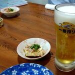 Toriyoshi - 「お通し」（220円）と「生ビール（一番搾り）」（単品だと550円）