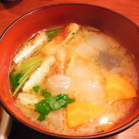 銀平 北新地店 - 丼ほどの大きさの椀に野菜たっぷりの味噌汁