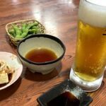 鳥好 - 「生ビール」（単品だと550円）と「お通し」（220円／人）の冷奴・枝豆