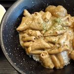 いかり食堂 - 「もつ煮込み丼（生卵付き）」（600円）