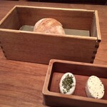 Fujiya 1935 - パン
      左:ラードとローズマリー
      右:豆乳バターとオレガノ