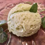 Fujiya 1935 - 気泡をたくさん含ませたうすいえんどう豆のパン