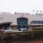 とやま鮨らーめん - 空港内にあります。入ったらすぐにお店が目立つ場所にあります。