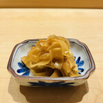 鮨 一二郎 - 一二郎さんオリジナルの赤酢のガリ。お鮨にもお酒にも合いますよ！