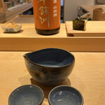 鮨 一二郎 - モダンな焼き物の酒器が多い一二郎さん。