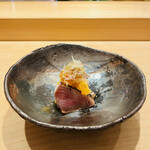 鮨 一二郎 - 握りの前のアテ① ヤイトガツオと柿の酢の物