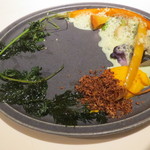 ライラ - 大地の一皿：根菜と蕗、ブロッコリー、アスパラガス、うるいのソース、人参のピュレ、泥つき牛蒡のクランブル、人参の葉のフリット