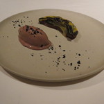 ライラ - アンディ・ウォーホル風 フィリピン産焼きバナナのデザート サフランと胡瓜のソース、黒オリーブをまぶしたチョコレートのアイスクリームと共に2