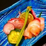 くろぎ - 淡路産鯛（背側）と鯛の羽立雲丹巻き　ソバージュ（アスパラ）あしらい色々2013.6