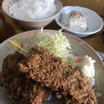 花とく - 串カツは鶏肉とネギが2個ずつ