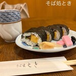 Sobadokoro Toki - 黒豆、蒲鉾付きの巻き寿司