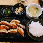 小太りぎょうざ まる - 令和5年2月 ランチタイム
ぎょうざ定食 680円
餃子8個、ご飯、スープ、メンマ、キュウリのぶつ切り