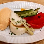 ピルニーピヤーク - お通しは、サーモンムースとピクルス