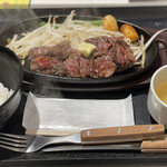 1ポンドのステーキハンバーグ タケル 阪急三番街店 - ライス　スープ付き