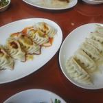 中華 太陽 - 焼き餃子とタレかけ餃子