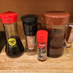 とんかつ 美濃屋 - 卓上調味料たち