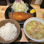 とんかつ 美濃屋 - ロースかつ定食 800円