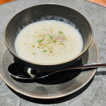 馳走西健一 - 【写真①】菊芋のスープ、榊山牛の生ハム入り