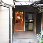 今半本店 - 奥から表通りを臨む