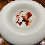 馳走西健一 - 【写真⑱】苺のコンポート、ミルクシャーベット