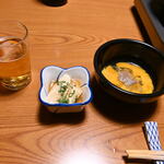 今半本店 - 奥座敷だとお通しがつきます。鶏つくね。