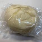 パン工場 - いも小倉あんぱん１９４円。
 
生地で粒あんとサツマイモを包んであります。
