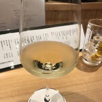 みやざき地頭鶏炭火焼 Kutsurogi 三四郎 - ガルガーネガ　シャルドネのワイングラス880円