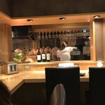 みやざき地頭鶏炭火焼 Kutsurogi 三四郎 - お洒落なL字カウンター　4席