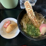 Udon Sankei - かかうどんに竹輪天ぷらをトッピングしています。