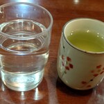 Iseya - 温かいお茶とお水両方出してくださった。