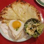 Indo Ryouri Indhian Hatto - チーズナン&ライス＆目玉焼き＆サラダ
