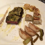 スナガ - お肉、添え物はカブの焼いたもの、餃子の皮にエリンギなどを巻いたもの。