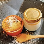 ヴァン・キャトル - (右)アーモンド風味のブランマンジェ 柿のソース
(左)サツマイモときな粉のアイスクリーム
　　チョコレートのグラノーラ添え
