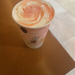 タリーズコーヒー - 桜舞う苺ホワイトショコララテ（上から）