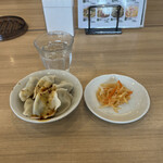 栄児 家庭料理 - ランチ汁なし麻婆麺１０５０円。ランチセットの水餃子は、おかわり自由です。近くの男子は、私が把握したぢけでも２回おかわりしていました。