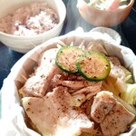 カフェ ノヴァタン - 豚バラ肉のにんにく塩バター