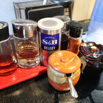 麺酒房 龍安 - 卓上調味料