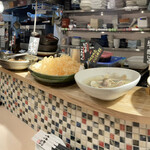 Taishuu Sushi Sakaba Uoyorokobi - 大皿が並びます
