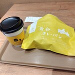 シュクルヴァン - 黄金カレーパン＋コーヒー480円