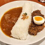 天馬 - 左：ビーフカレー、右：キーマカレー