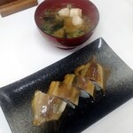 飲み食い処 吉 - 鯵のバッテラ寿司・お味噌汁