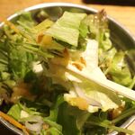 NICK HOUSE - サラダはみずみずしい野菜とともに、玉ねぎドレッシングの塩気と甘味が響きわたってウマー！