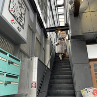 いわ志 本店 - 階段で4階へ