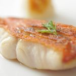 鉄板焼acalli - パリパリの皮目で仕上げる季節の「焼き魚」（写真は金目鯛）