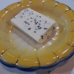 趙の飲茶 888 - 「云片糖(胡麻)」：中国から伝わった落雁の親戚のような菓子。もち米の粉と砂糖などをあわせ、固めて蒸し、薄く切った干菓子で、今も中国で作られています。