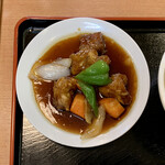 Matsudo Hanten - 選べる定食セット（黒酢スブタ、ハーフ麻婆麺） ¥1,210 の黒酢スブタ